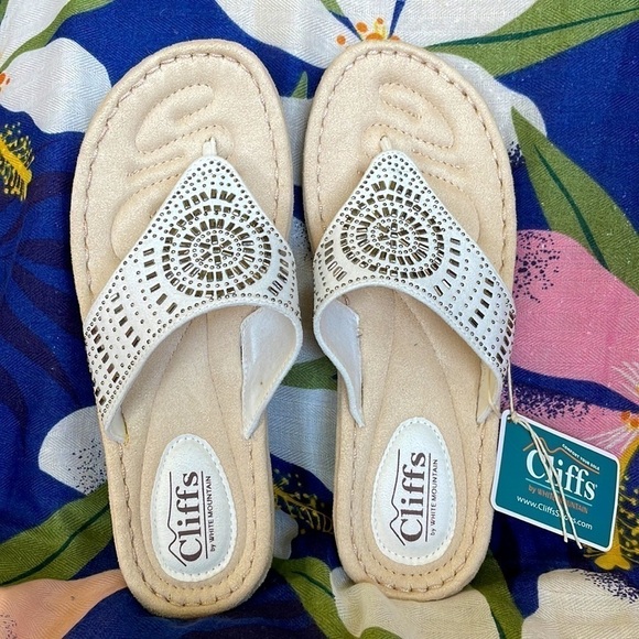 Brand New Cliffs Cienna Cushioned Footbed Low Wedge Thong Sandals Stone Design - Picture 2 of 13